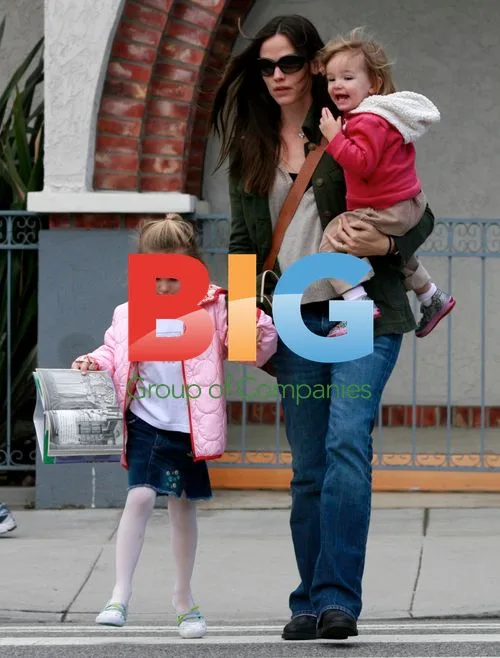 Jennifer Garner Out with Daughters in Beverly Hills