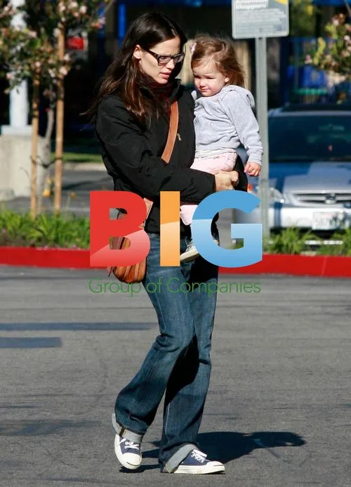 Jennifer Garner and daughter shopping at Target