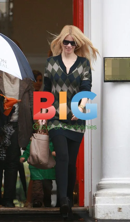 Claudia Schiffer Doing School Run
