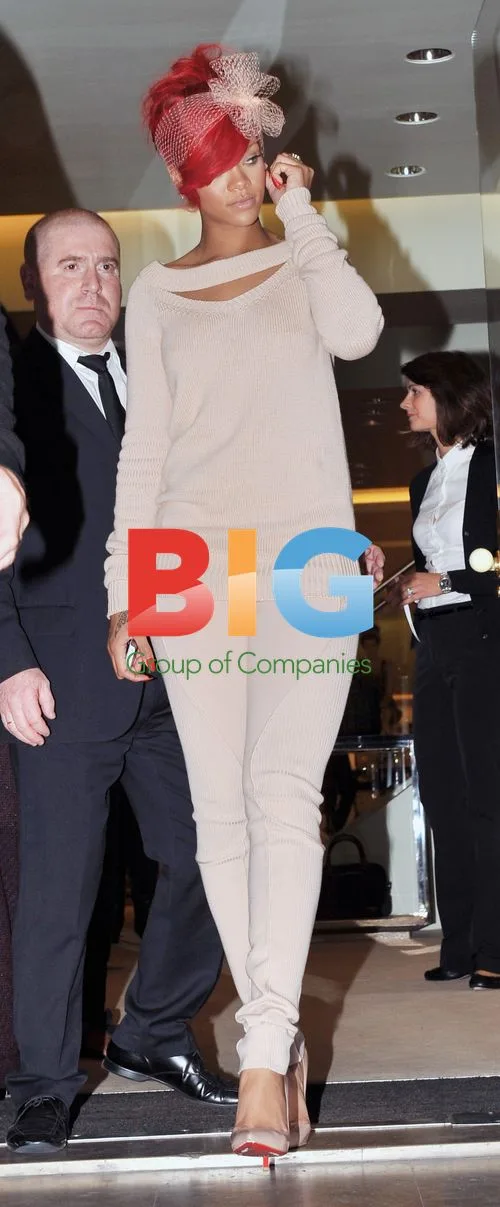 Rihanna and boyfriend shop in Paris