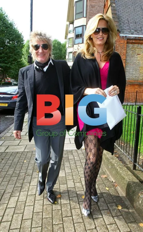 Rod Stewart helps pregnant Penny Lancaster at clinic