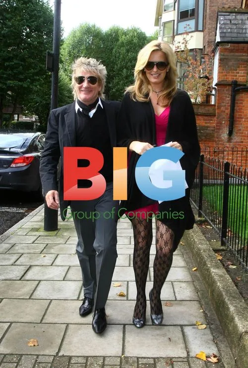 Rod Stewart escorts pregnant Penny Lancaster to clinic