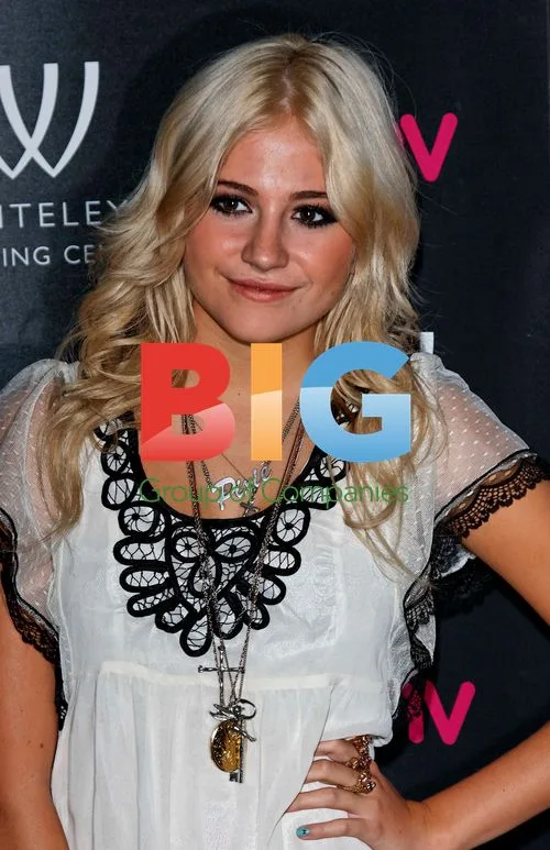 Pixie Lott Signing Single