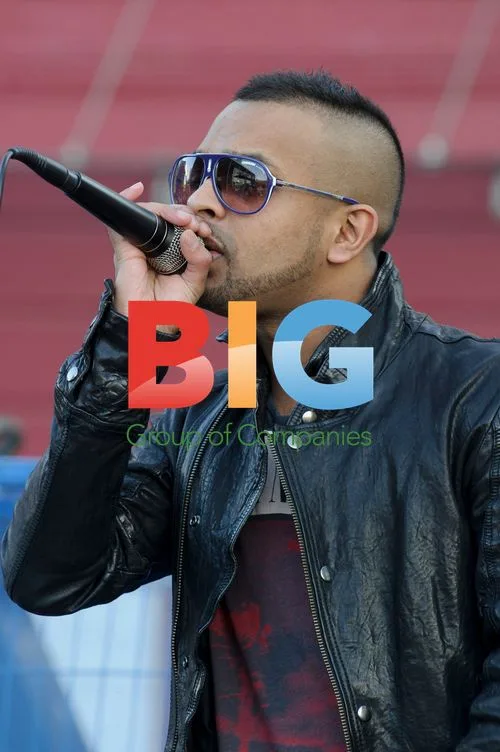 Mumzy Stranger Performs Outdoor Gig in London
