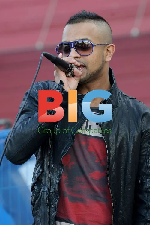 Mumzy Stranger Performs Outdoor Gig
