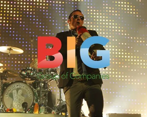 Scott Weiland performs with Stone Temple Pilots