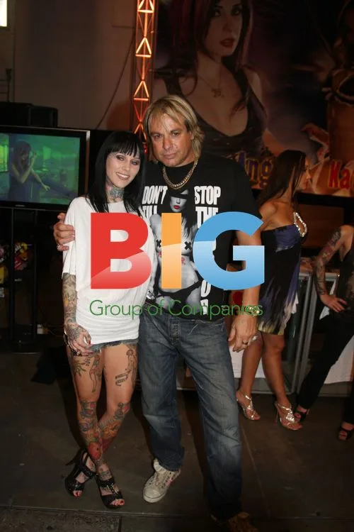 Bombshell McGee and Warwick Capper at SEXPO