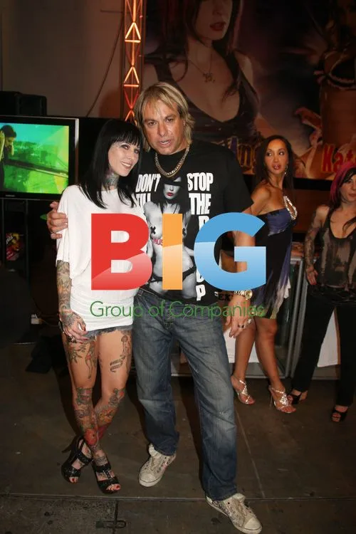 Michelle 'Bombshell' McGee and Warwick Capper at SEXPO