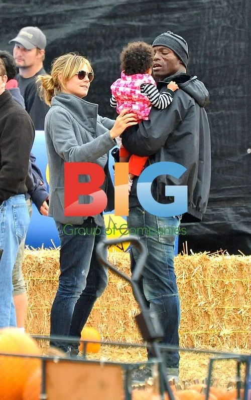 Heidi Klum and Seal with kids at pumpkin patch
