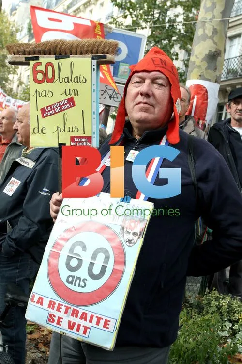 Left wing leaders Martine Aubry and Segolene Roy demonstrating