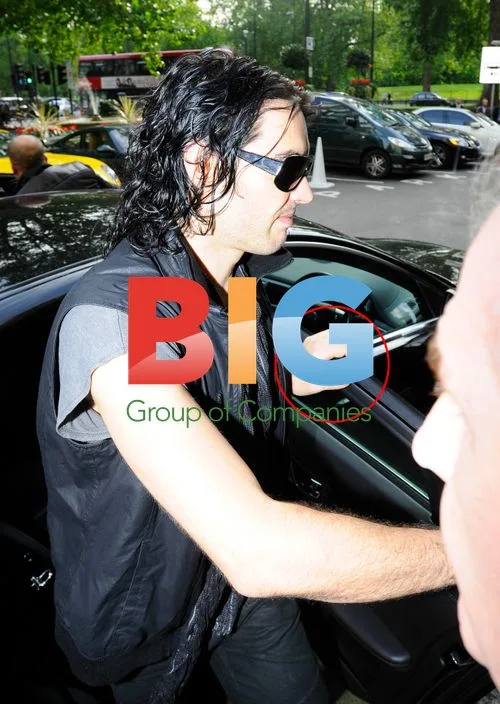 Russell Brand Wearing Wedding Ring