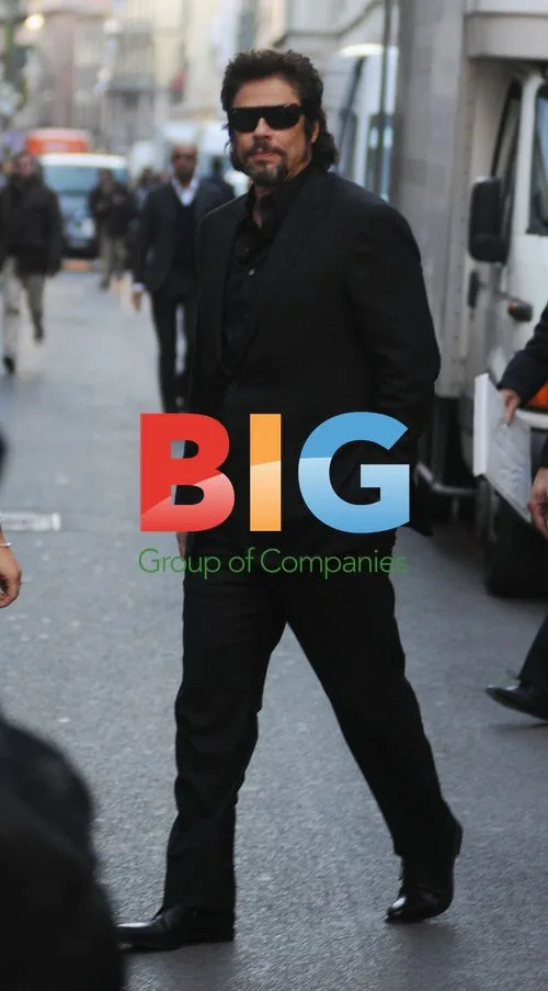 Benicio Del Toro Shopping in Milan