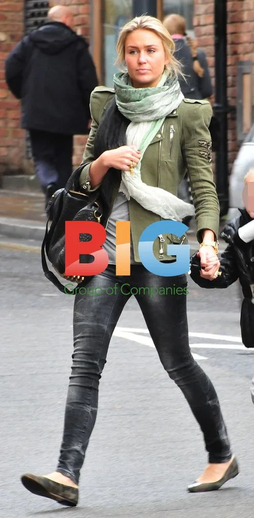 Alex Curran shopping with daughters