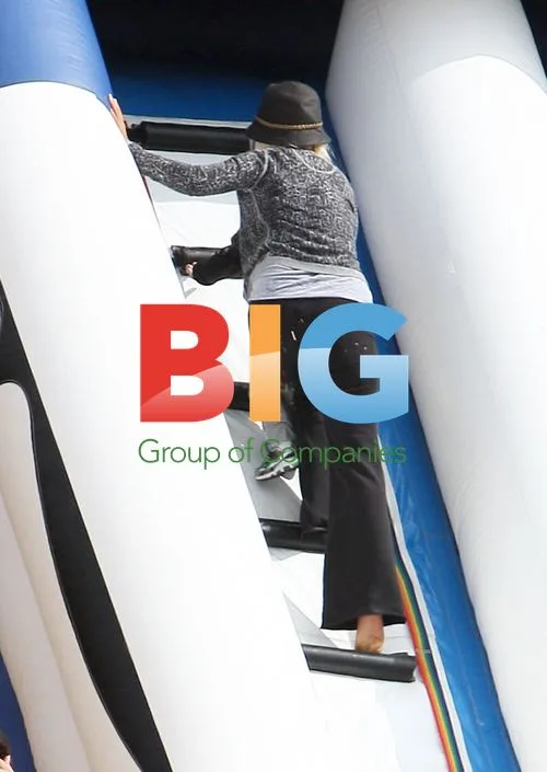 Christina Aguilera takes son to pumpkin patch
