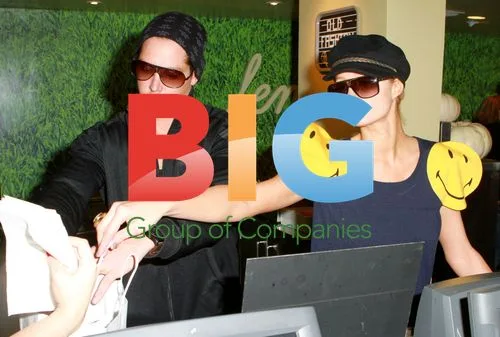 Paris Hilton and Cy Waits Grab Food