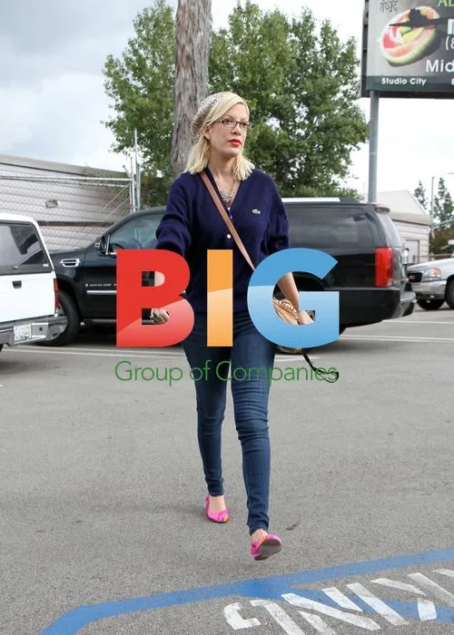Tori Spelling at Florist in Encino
