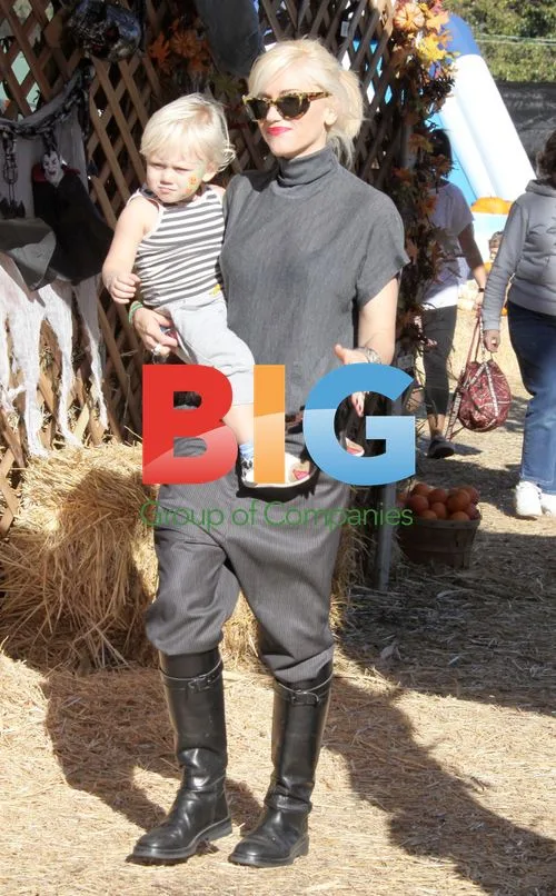 Gwen Stefani and Kids at Pumpkin Patch