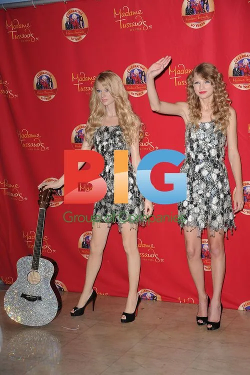 Taylor Swift unveils wax figure