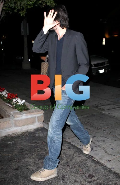 Keanu Reeves Dines with Girlfriend