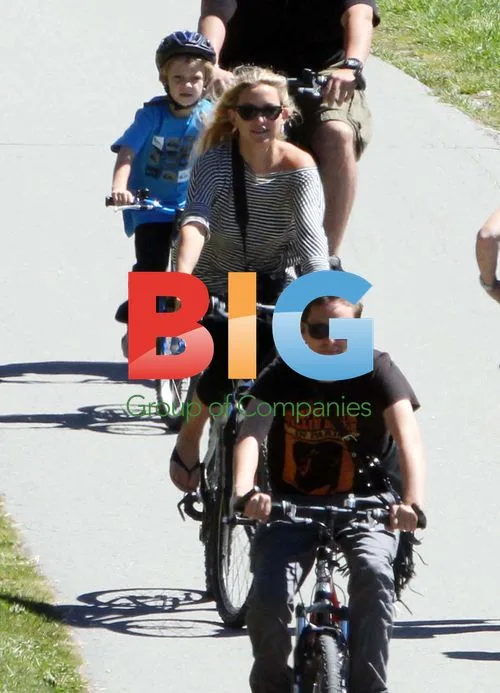 Kate Hudson and Matthew Bellamy Bike Ride