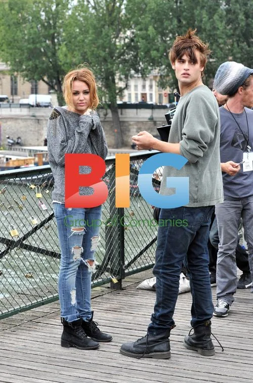 Miley, Ashley, and Douglas on LOL set