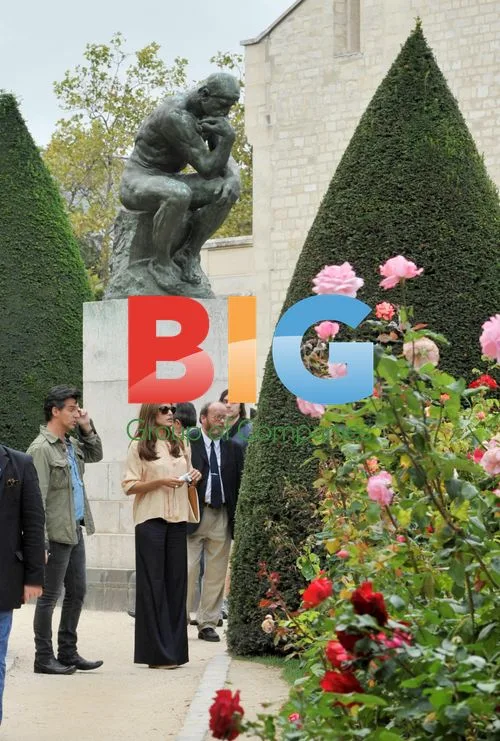 Eva Mendes Sightseeing in Paris