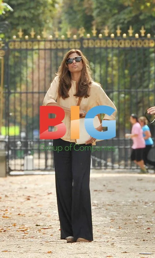 Eva Mendes Sightseeing in Paris