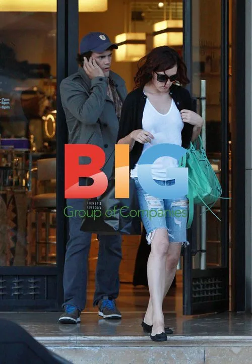 Rumer Willis and Micah Alberti shop and dine