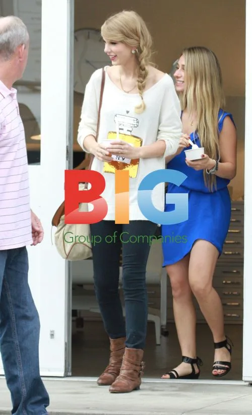 Taylor Swift Shopping in Westwood