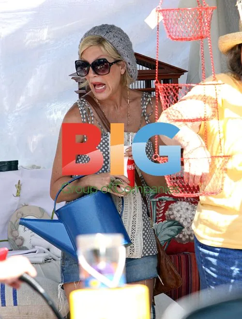 Tori Spelling at Rose Bowl Flea Market