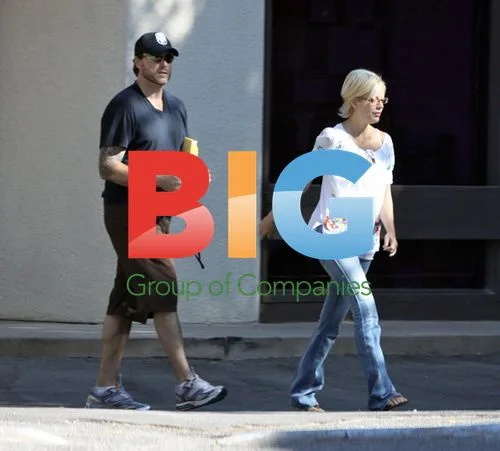 Tori Spelling and Dean McDermott Retail Shopping