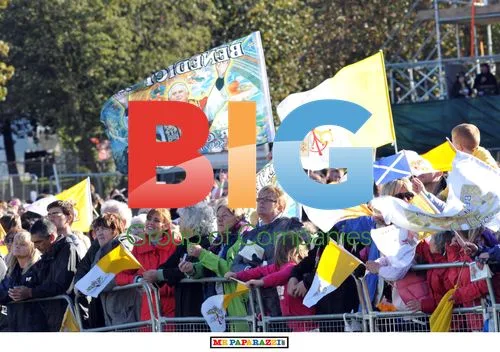 Crowds welcome Pope Benedict XVI in Glasgow