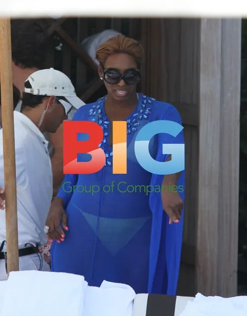NeNe Leakes poolside with friends
