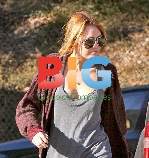 Miley Cyrus buys water at gas station