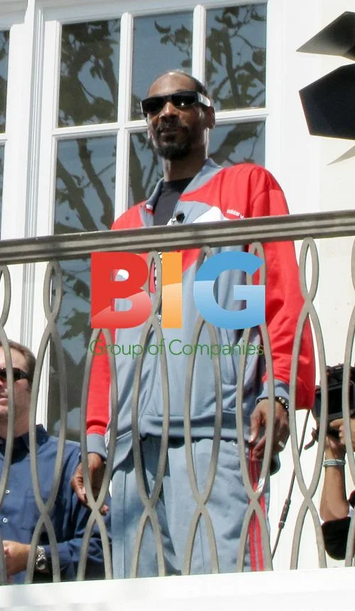 Snoop Dogg visits "Extra" in LA