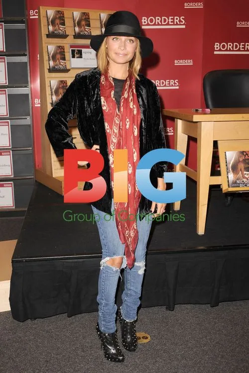 Nicole Richie Signing Books