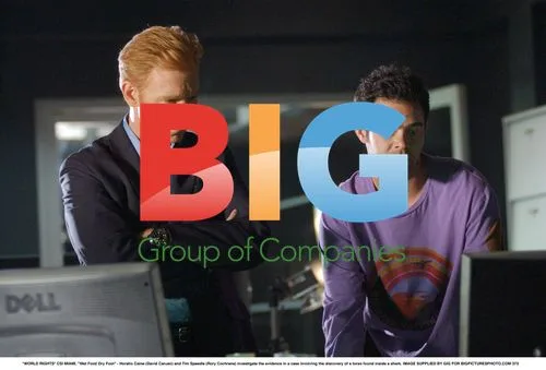 Horatio Caine and Tim Speedle investigate evidence
