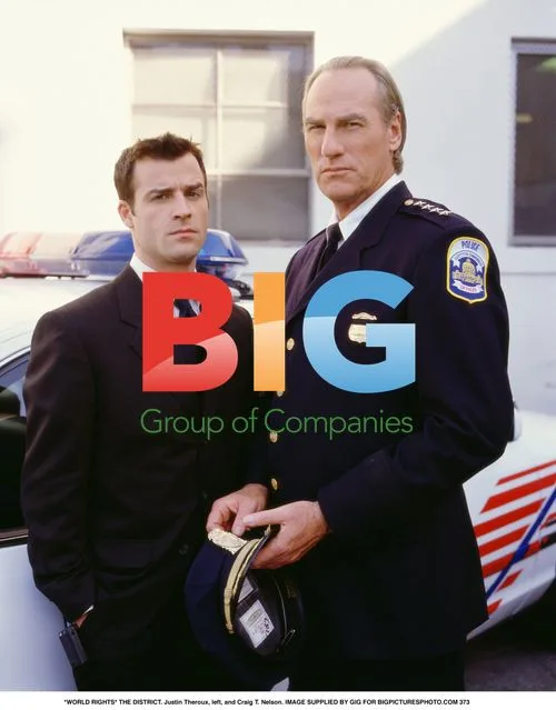 Justin Theroux and Craig T. Nelson on set