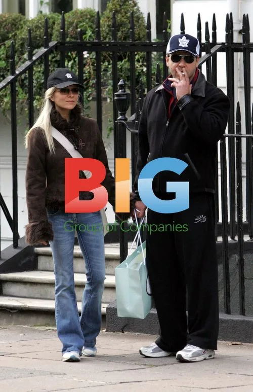 Russell Crowe and wife go shopping in London