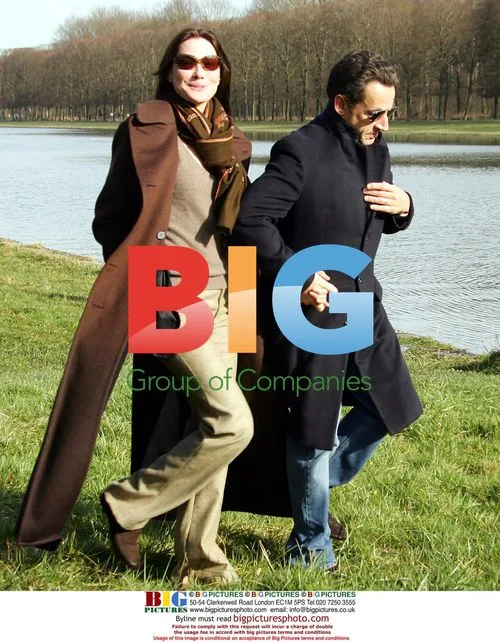 Newlywed Sarkozys take stroll at Versailles
