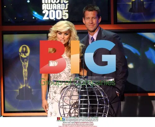 Carmen Electra and James Denton at 2005 World Music Awards