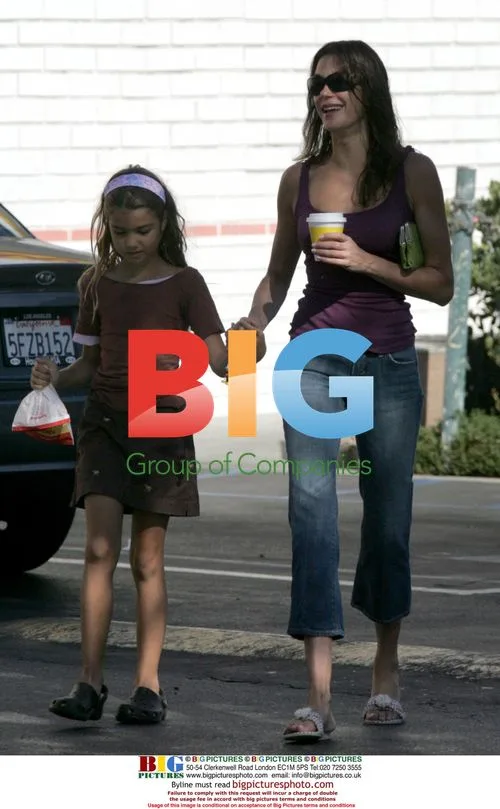 Teri Hatcher and daughter stop for food