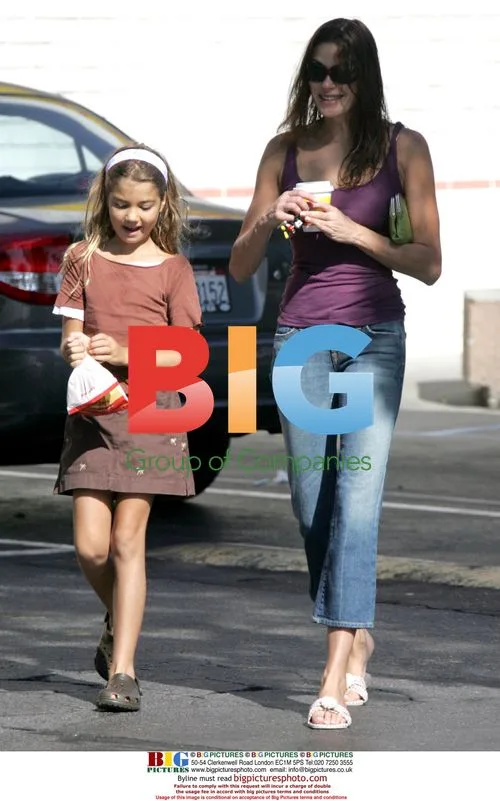 Teri Hatcher and daughter on Desperate Housewives set