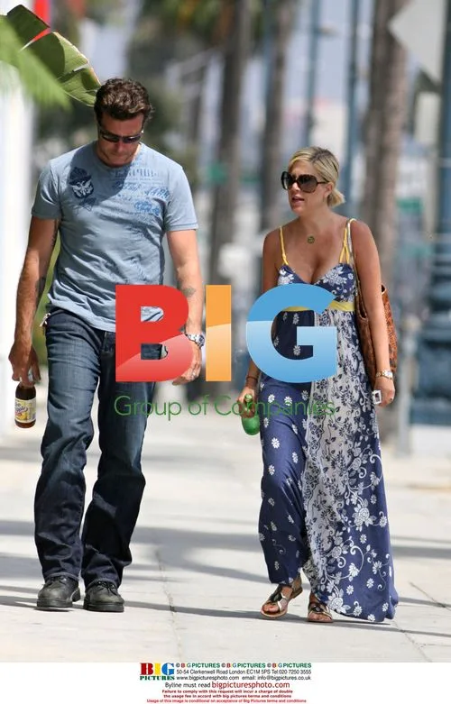 Tori Spelling and Dean McDermott stroll in Beverly Hills
