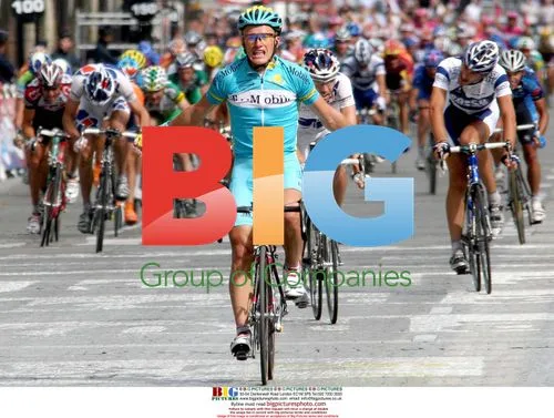 Alexandre Vinokourov wins Tour de France 2005 stage