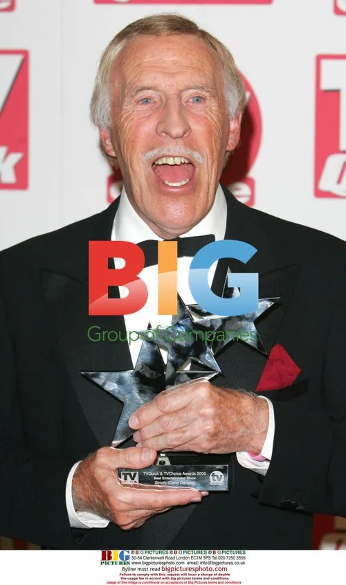 Bruce Forsythe wins TV award