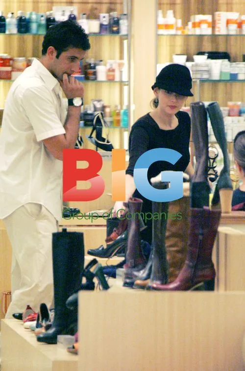 Winona Ryder Shoe Shopping with Boyfriend