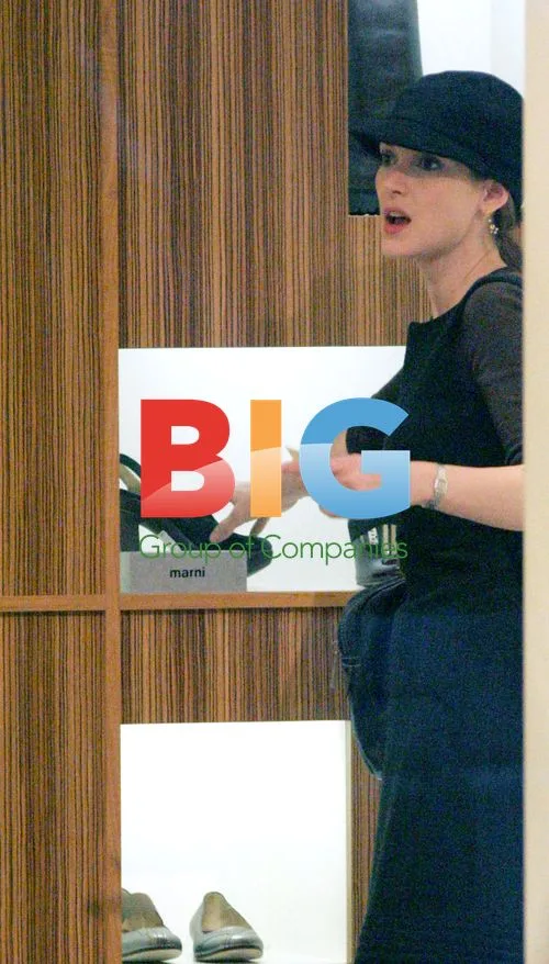 Winona Ryder shoe shopping with boyfriend