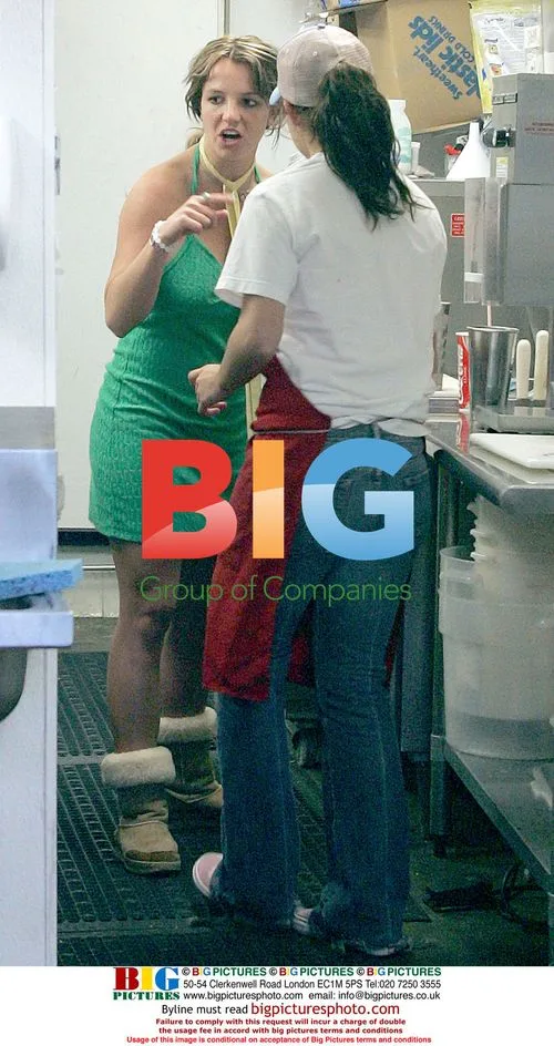 Britney Spears visits father's restaurant in Venice Beach