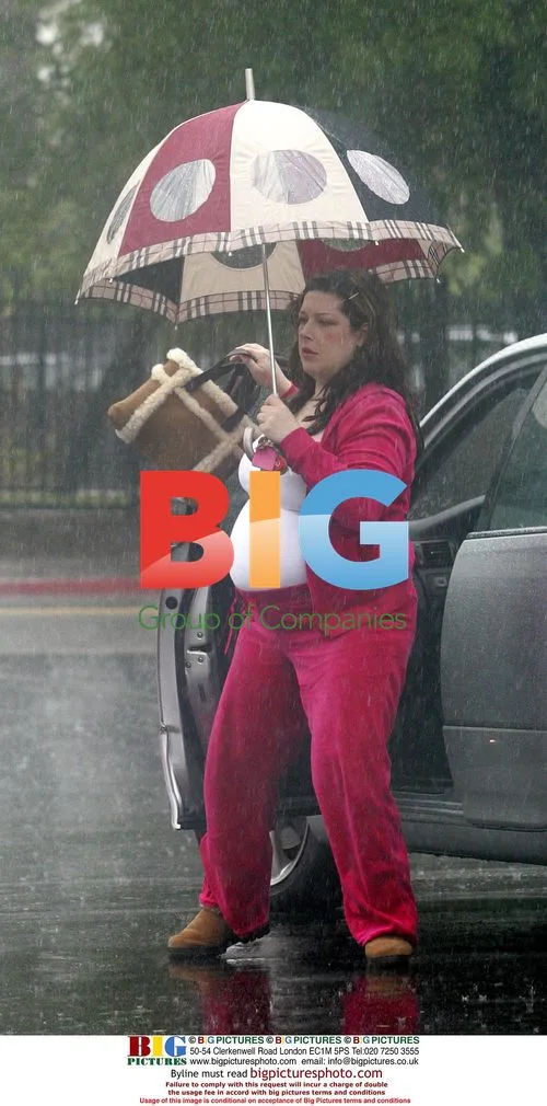 Pregnant Carnie Wilson dodges rain in L.A.